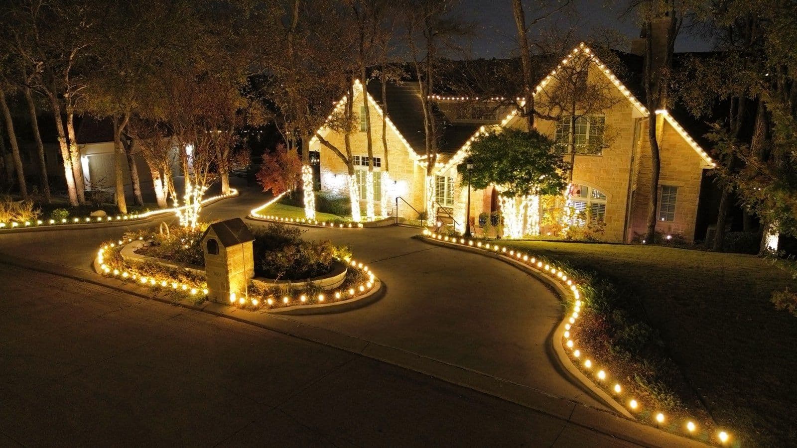 Stunning Christmas Lights in Mira Vista, Fort Worth TX image